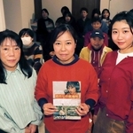 短編映画「わたしの居場所」の試写会に参加した浜嶋仁美監督（中央）と、出演した鳩野景さん（左）、竹綱かなえさん＝神戸市灘区船寺通１