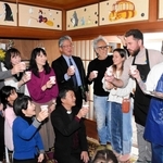 神戸などで暮らすウクライナ人の交流施設「ウクライナハウス」のオープンを祝って乾杯するボグダン・チャバニュクさん（右から２人目）ら＝神戸市中央区栄町通２