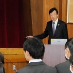 高校生に神戸市の重要施策などを説明する久元喜造市長＝須磨区宝田町２、滝川高校