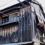 火災で２階の一室が焼けた民家＝24日午前、神戸市兵庫区湊川町６