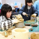 阪神・淡路大震災３０年の催しで使う土灯籠を手作りした＝田中公会堂