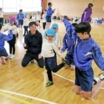 ダンスを保育園児に教える太田中学校の生徒ら＝須磨区大黒町５