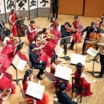 プログラム終盤に登場した佐渡裕さんの指揮で演奏を披露したスーパーストリングスコーベ＝中央区東川崎町１（撮影・小林良多）