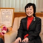 スポーツ特別功労賞を受け、久元喜造市長らと笑顔で懇談する増田明美さん＝神戸市役所