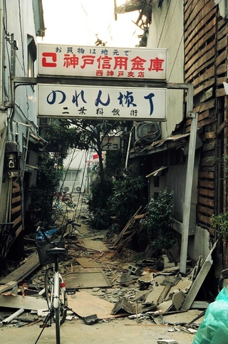 被災した店舗が並ぶ二葉新地ののれん横丁＝１９９５年１月（和田幹司さん撮影、神戸アーカイブ写真館提供）