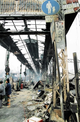 全焼した菅原商店街。アーケードの骨組みが残る＝１９９５年１月１８日（和田幹司さん撮影、神戸アーカイブ写真館提供）