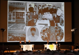 小林郁雄さんの在りし日の写真を見ながら、参加者が別れを惜しんだ＝中央区脇浜海岸通１