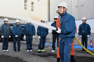 地震発生を想定し、放水訓練に取り組む生徒たち＝中央消防署栄町出張所