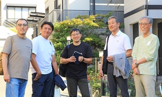 ３０年越しに再会した神戸大のアメフト部員と、中島喜一さん（右）＝神戸市灘区桜ケ丘町