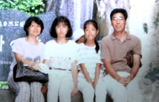 震災前の岡山旅行。（右から）中島喜一さん、次女、長女、妻の彰子さん（提供写真）