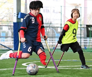 日本代表で関西セッチエストレーラス（大阪）の近藤碧選手（左）に追いすがるインバイツ兵庫ＡＦＣの西川永利子選手。国内では数少ない女性競技者の１人だ＝神戸市東灘区青木４、ＫＯＢＥ　ＵＮＩＶＥＲＳＩＴＹ　ＳＰＯＲＴＳ　ＦＩＥＬＤ