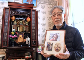 「震災に負けんと強く生きてほしい、と厳しくしてしまってね…。今でも懺悔の日々です」と次女への思いを話す中島喜一さん＝淡路市富島