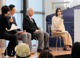 宝塚市出身の俳優相武紗季さん（右）らが、被災経験や防災への備えを話し合った＝神戸市中央区東川崎町１