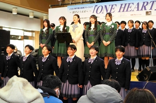 生徒と一緒に「しあわせ運べるように」を歌う南野陽子さん（中央）＝神戸市長田区腕塚町６、大正筋商店街