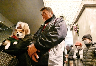 父の銘板を前に祈りをささげる上田義明さん（中央）＝１７日午前５時４６分、中央区加納町６、東遊園地（撮影・斎藤雅志）