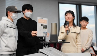 自分たちが作った新聞について報告した子どもたち＝神戸市中央区雲井通７