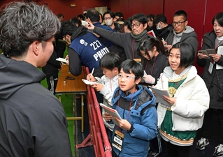 スティーラーズの船曳涼太選手（左手前）に質問する子ども記者ら＝１９日午後、神戸市兵庫区御崎町１、ノエビアスタジアム神戸（撮影・斎藤雅志）
