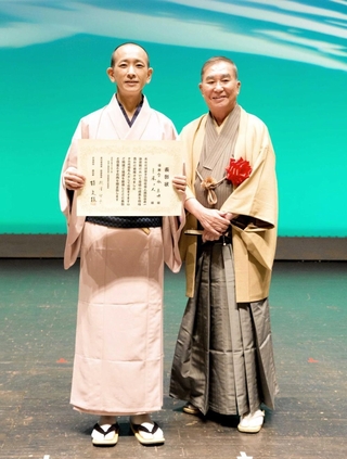 「第１６回社会人落語日本一決定戦」で優勝した高座名呆っ人こと宮永真也さん（左）と、桂文枝さん＝大阪府池田市（プランニング・ボート提供）