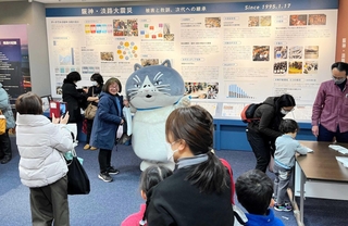 親子連れらが震災への備えなどを学んだ＝中央区東川崎町１