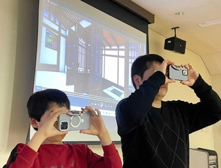 スマートフォンでＶＲを体験する親子＝神戸市東灘区住吉東町５、区文化センター
