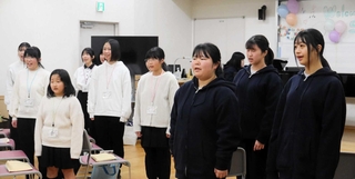 「しあわせ運べるように」を歌う学生ら＝北区鈴蘭台北町７、神戸親和大学