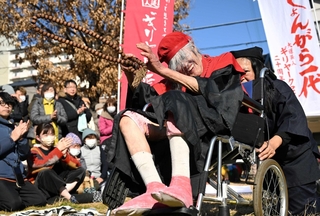 車いすに乗って舞を披露するギリヤーク尼ケ崎さん＝神戸市長田区御蔵通３、みくらすいせん公園（撮影・大田将之）