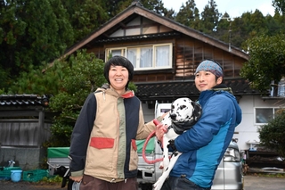 地震が発生して以降の地域復興に向けた取り組みを振り返る竹下あづささん（左）と夫の定均さん＝石川県珠洲市三崎町（撮影・風斗雅博）