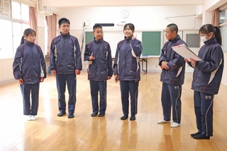 観客参加型演劇「ジブンゴト」を演じる桜の宮中の２年生＝北区大脇台、桜の宮中学校