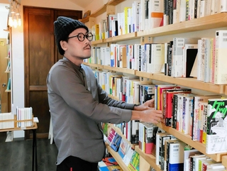 「本屋ロカンタン」を営む萩野亮さん。店は住居兼用だ＝神戸市長田区久保町９