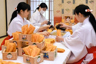 厄よけの福豆を用意する生田神社の巫女たち＝中央区下山手通１