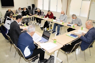 耐震化工事について話し合ってきたポートアイランド住宅管理組合の計画修繕委員会＝昨年１２月、中央区港島中町３