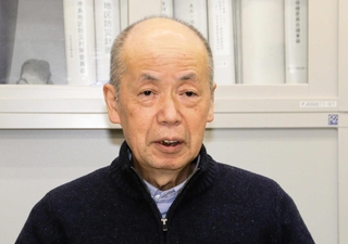 耐震改修工事までの経緯などを語る高柳章二さん＝中央区港島中町３