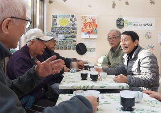 「コミュニティかりば」の交流スペースで談笑する地域住民たち＝西区狩場台３