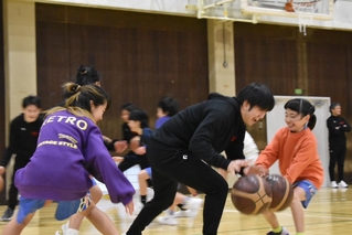 大学生がドリブルの技を間近で披露した＝神戸大（提供写真）