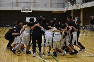 小学生と大学生で円陣を組んで気合を高めた＝神戸大（提供写真）
