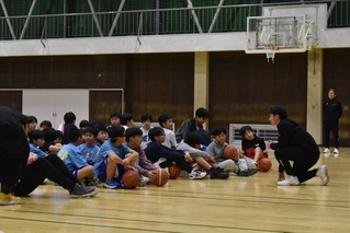 大学生の説明を真剣に聞く小学生＝神戸大（提供写真）