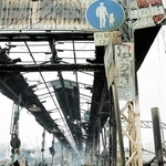 全焼した菅原商店街。アーケードの骨組みが残る＝１９９５年１月１８日（和田幹司さん撮影、神戸アーカイブ写真館提供）