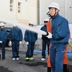 地震発生を想定し、放水訓練に取り組む生徒たち＝中央消防署栄町出張所