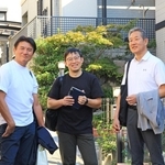 ３０年越しに再会した神戸大のアメフト部員と、中島喜一さん（右）＝神戸市灘区桜ケ丘町