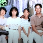 震災前の岡山旅行。（右から）中島喜一さん、次女、長女、妻の彰子さん（提供写真）