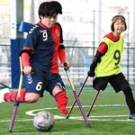 日本代表で関西セッチエストレーラス（大阪）の近藤碧選手（左）に追いすがるインバイツ兵庫ＡＦＣの西川永利子選手。国内では数少ない女性競技者の１人だ＝神戸市東灘区青木４、ＫＯＢＥ　ＵＮＩＶＥＲＳＩＴＹ　ＳＰＯＲＴＳ　ＦＩＥＬＤ