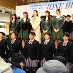 生徒と一緒に「しあわせ運べるように」を歌う南野陽子さん（中央）＝神戸市長田区腕塚町６、大正筋商店街