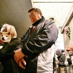 父の銘板を前に祈りをささげる上田義明さん（中央）＝１７日午前５時４６分、中央区加納町６、東遊園地（撮影・斎藤雅志）