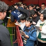 スティーラーズの船曳涼太選手（左手前）に質問する子ども記者ら＝１９日午後、神戸市兵庫区御崎町１、ノエビアスタジアム神戸（撮影・斎藤雅志）