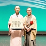 「第１６回社会人落語日本一決定戦」で優勝した高座名呆っ人こと宮永真也さん（左）と、桂文枝さん＝大阪府池田市（プランニング・ボート提供）