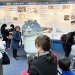 親子連れらが震災への備えなどを学んだ＝中央区東川崎町１