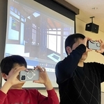 スマートフォンでＶＲを体験する親子＝神戸市東灘区住吉東町５、区文化センター