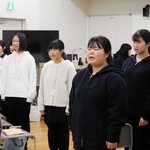 「しあわせ運べるように」を歌う学生ら＝北区鈴蘭台北町７、神戸親和大学