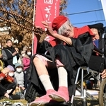 車いすに乗って舞を披露するギリヤーク尼ケ崎さん＝神戸市長田区御蔵通３、みくらすいせん公園（撮影・大田将之）