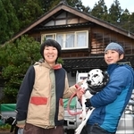 地震が発生して以降の地域復興に向けた取り組みを振り返る竹下あづささん（左）と夫の定均さん＝石川県珠洲市三崎町（撮影・風斗雅博）